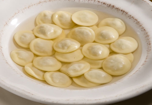 Anolini in brodo al pane e formaggio, ricetta della tradizione: Tradizionale pasta ripiena, tipica del periodo natalizio